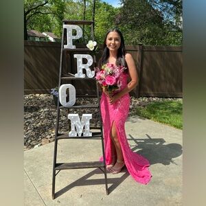 Hii looking to sell this dress worn once.